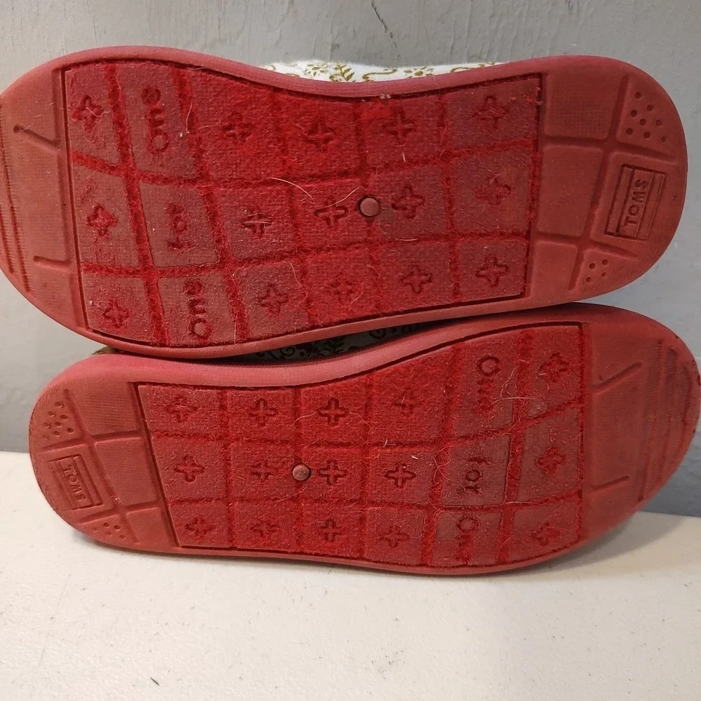 Disney TOMS It's a Small‎ World Theme Canvas Slip on Shoes Toddlers Sz 8 Youth